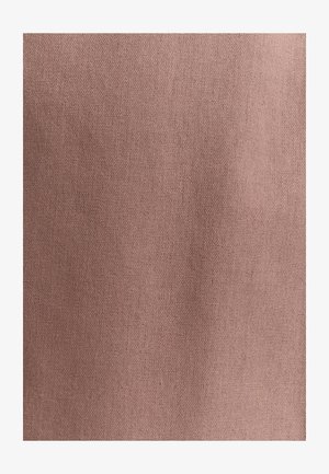 Weiches, rosa gewebtes Material mit einer schlichten, leicht strukturierten Oberfläche und feinen, sichtbaren Fäden.