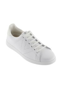 Vit sneaker med en slät läderöverdel, perforerade detaljer, platta snören och en gummisula. Hälen har en strukturerad design.