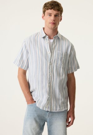 Kurzärmliges Hemd zum Knöpfen in hellblau und weißen vertikalen Streifen, aus strukturiertem Stoff mit einer aufgesetzten Tasche und abgerundetem Saum.