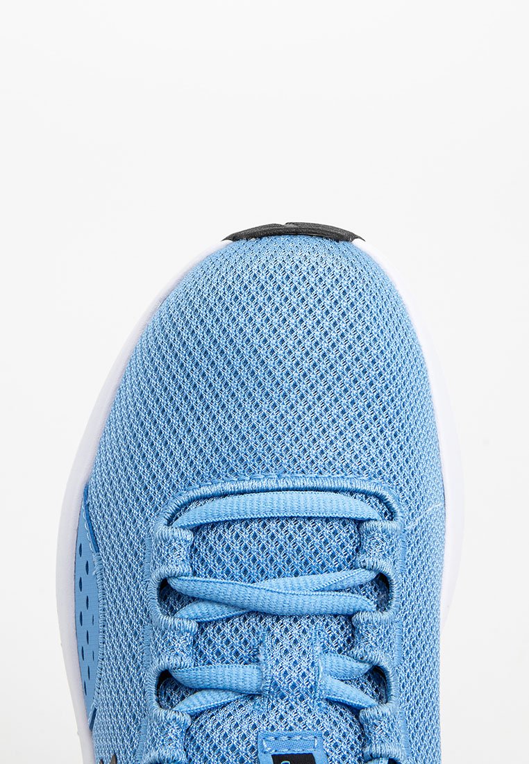 Scarpa sportiva a rete blu con tomaia testurizzata, chiusura con lacci, suola bianca morbida e accento nero sulla linguetta.