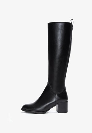 Hoge zwarte leren laars met blokhak, afgeronde neus en aantreklus aan de bovenkant, zijaanzicht op witte achtergrond.