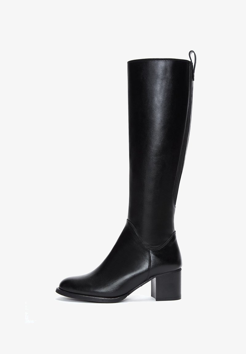 Botte haute en cuir noir avec un talon large, un bout arrondi et une languette au sommet, présentée de profil sur un fond blanc.