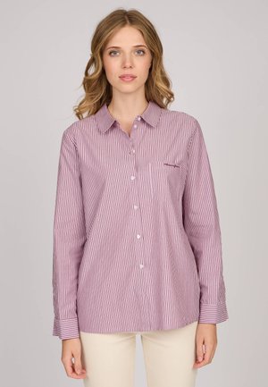 Chemise à rayures rouges et blanches avec un col et une poche poitrine. Manches longues avec poignets à boutons, fabriquée en tissu léger.