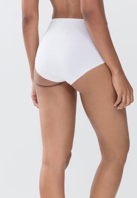 Weiße Baumwollhohe Slips mit glatter Textur und vollständiger Abdeckung, die ein einfaches Design und saubere Kanten aufweisen.