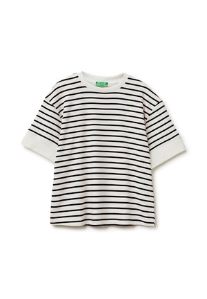 Biała koszulka z krótkim rękawem z czarnymi poziomymi paskami i okrągłym dekoltem, ułożona płasko na białym tle.