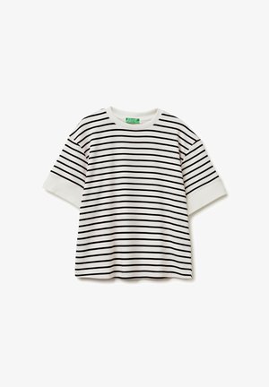 Biała koszulka z krótkim rękawem z czarnymi poziomymi paskami i okrągłym dekoltem, ułożona płasko na białym tle.