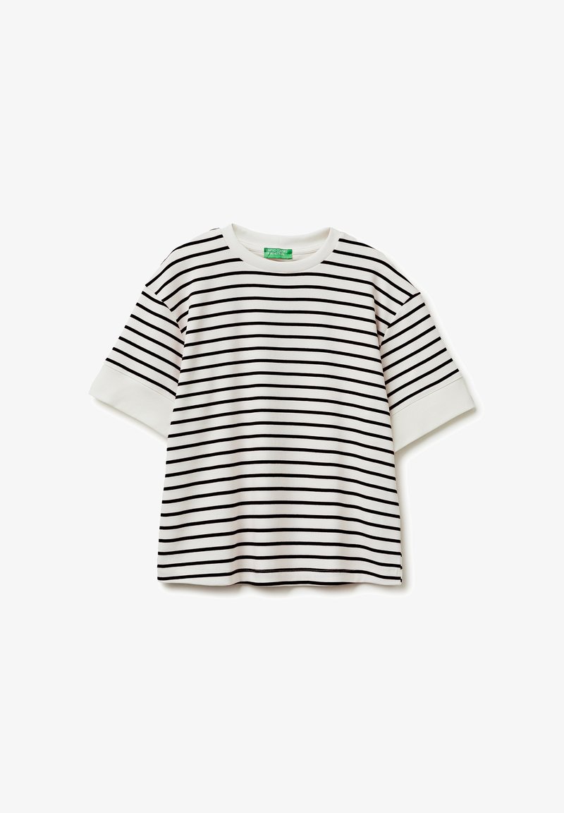 Wit T-shirt met korte mouwen met zwarte horizontale strepen en een ronde hals, plat gelegd op een witte achtergrond.