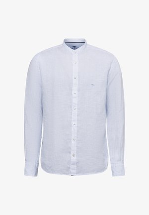 Lichtblauw overhemd met lange mouwen en een mandarinakraag, knoopsluiting, subtiele textuur en een klein geborduurd logo op de borst.