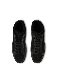 Sneaker alte nere in suède e pelle, caratterizzate da un design a lacci testurizzato, interno imbottito e suola in gomma.