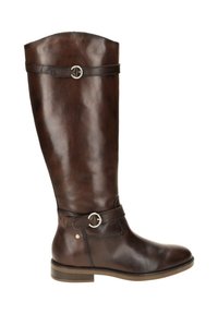 Bota de cuero marrón hasta la rodilla con un borde curvado, tira decorativa y hebilla de metal. Textura suave y tacón bajo y apilado.