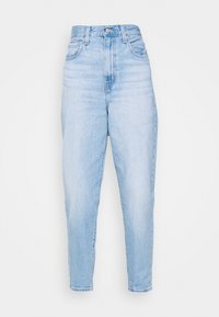 Jeans de mezclilla azul claro de tiro alto con cierre frontal de botón y cremallera, trabillas para cinturón y bolsillos laterales, mostrados sobre un fondo blanco.