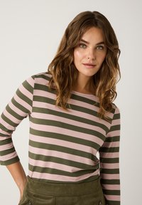 Langärmliges gestreiftes Oberteil mit abwechselnd grünen und pinken horizontalen Streifen, rundem Halsausschnitt und einer weichen Stofftextur.
