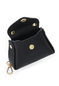 Sort læder møntpung med en tekstureret overflade, guld hardware detaljer, trykknaplukning, og en metalclip til fastgørelse.