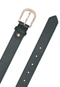 Dunkelgrüner, strukturiert geprägter Ledergürtel mit goldfarbenem Metallverschluss und mehreren Anpassungslöchern, flach auf weißem Hintergrund liegend.