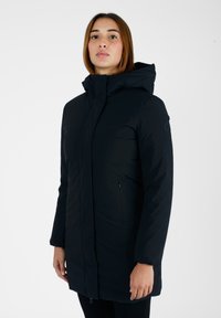 Parka nera imbottita con cappuccio, dotata di chiusura zip, tasche laterali e una texture liscia e raffinata.