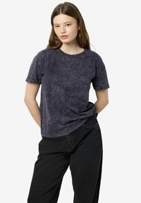 Donkergrijze, korte mouwen t-shirt met een ronde hals en een iets losse pasvorm, voorzien van een getextureerde, versleten uitstraling en opgerolde mouw cuffs.