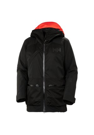 Chaqueta aislante negra con capucha forrada en rojo, dos bolsillos frontales con cremallera y un logotipo en el lado izquierdo del pecho. Presenta un cierre frontal con cremallera completa.