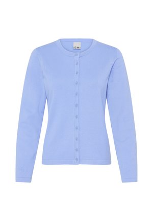 Hellblauer, langärmeliger, knöpfbarer Cardigan mit rundem Ausschnitt und geripptem Muster, innen im Kragen mit dem Etikett ICHI versehen.