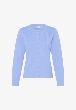 Hellblauer, langärmeliger, knöpfbarer Cardigan mit rundem Ausschnitt und geripptem Muster, innen im Kragen mit dem Etikett ICHI versehen.