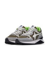 Sneaker con una toma in camoscio e rete grigia e oliva, caratterizzate da accenti bianchi, suola nera e interno verde neon. Design classico con lacci.