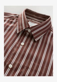 Geselecteerd, burgundy red