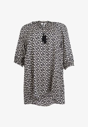 Sort-hvid geometrisk mønstret bluse med samlet halsudskæring, sorte kvastestropper og elastiske 3/4-ærmer.