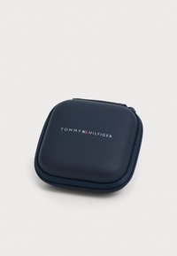 Marine hard case med glidelås, med en glatt matt finish og logoen "TOMMY HILFIGER" foran i hvite bokstaver.