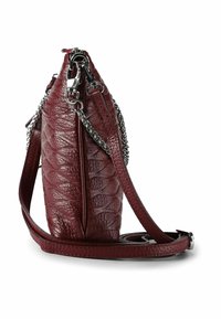 Bolso de cuero burdeos con un patrón texturizado, acentos en cadena plateada, correa ajustable y una forma elegante y curva.