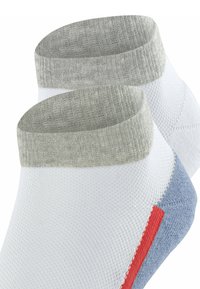 Een paar witte enkelsokken met grijze boorden, lichtblauwe hielen en een kleine rode streep bij het hielgebied.