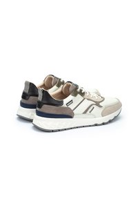 Zapatillas que combinan materiales: cuero blanco y gamuza gris, talón negro, acentos tonales, cordones redondos y suela texturizada y acolchada.