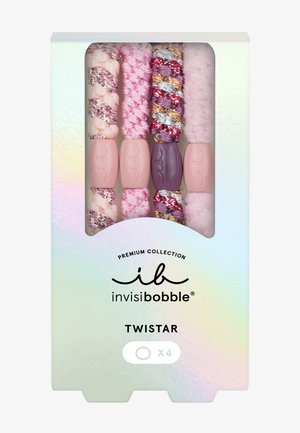 Juego de cuatro gomas para el pelo cubiertas de tela en tonos rosas y morados con trenzas texturizadas, empaquetadas en una caja blanca etiquetada como "invisibobble Twistar."