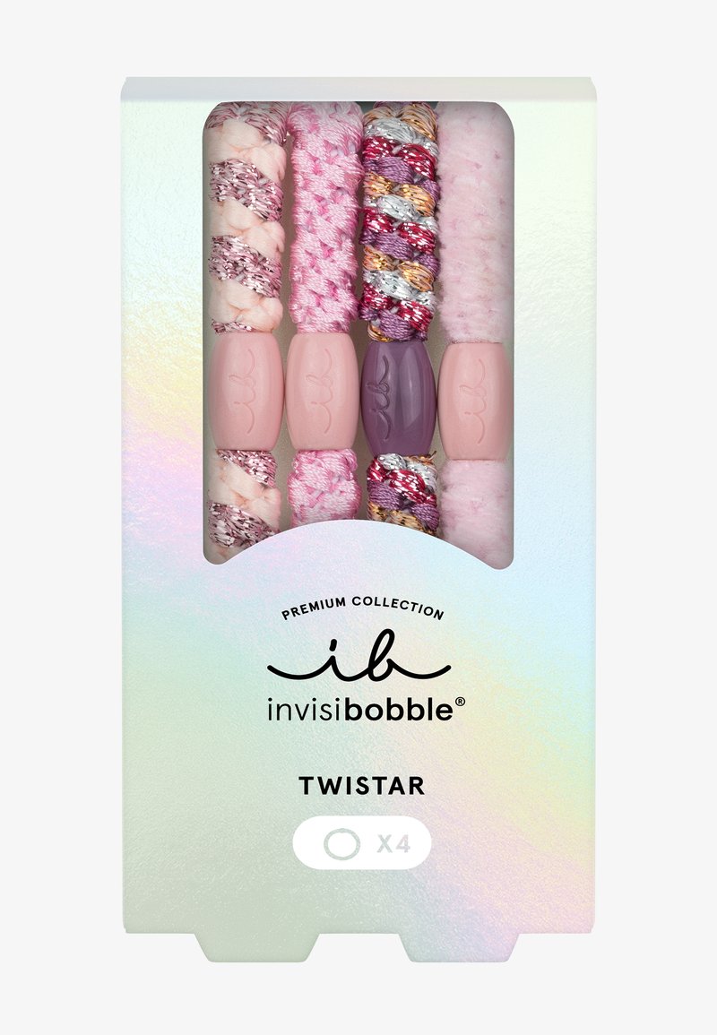 Ensemble de quatre élastiques à cheveux roses et violets recouverts de tissu avec des tresses texturées, emballés dans une boîte blanche étiquetée « invisibobble Twistar ».