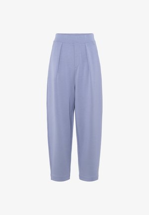 Pantaloni largi de culoare albastru deschis, confecționați dintr-un material moale. Prezintă pliseuri în față și o talie înaltă, elastică. Designul este până la glezne.