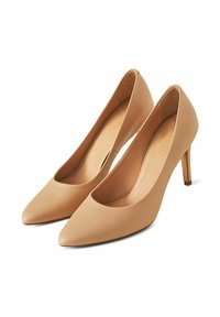 Tacchi alti in pelle beige con punta affusolata e scollatura bassa. Il tacco a stiletto è sottile e presenta un accento metallico alla base.