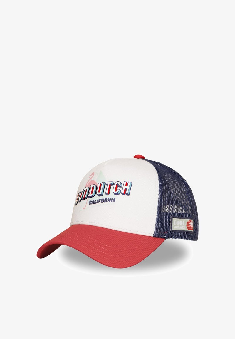 Casquette trucker blanche et bleu marine en mesh avec visière rouge, bouton rouge sur le dessus, et texte "VONDUTCH CALIFORNIA" sur le panneau avant.