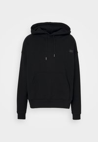 Čierna mikina s kapucňou vyrobená z mäkkej látky. Má prednú vrecko, kapucňu so sťahovacou šnúrkou a malú nášivku s logom na hrudi.