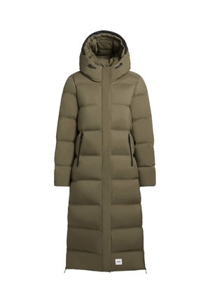 Abrigo largo tipo puff en color verde oliva, con un alto cuello, capucha, bolsillos con cremallera y un diseño acolchado con secciones horizontales.