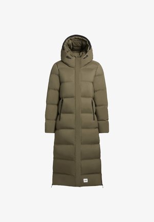 Lungo cappotto imbottito di colore verde oliva, caratterizzato da un colletto alto, cappuccio, tasche con zip e un design trapuntato con sezioni orizzontali.