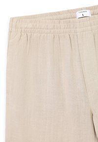 Pantaloni in lino beige con vita elastica, caratterizzati da un tessuto testurizzato e una vestibilità comoda. Etichetta con scritto "Terranova" in taglia grande.