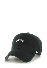 Gorra de béisbol negra con visera curva, texto blanco "New York" en la parte frontal y pequeño logotipo blanco '47 en el lado.