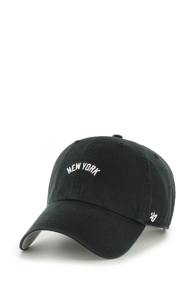 Gorra de béisbol negra con visera curva, texto blanco "New York" en la parte frontal y pequeño logotipo blanco '47 en el lado.