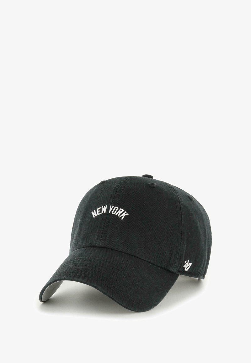 Schwarze Baseballmütze mit gebogenem Schirm, weißem "New York"-Text auf der Vorderseite und kleinem weißen '47-Logo an der Seite.