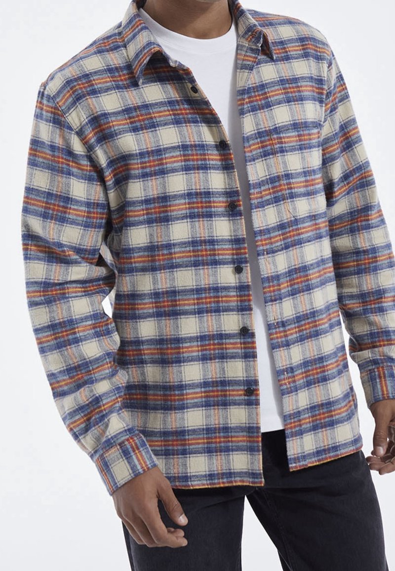Flanellen overhemd met een geruit patroon in blauw, oranje en roomkleur. Het heeft een knoopsluiting aan de voorkant en een verspreide kraag, met lange mouwen.
