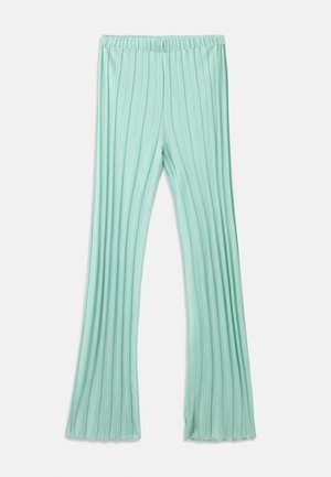 Pantalon vert menthe plissé avec une taille élastique ; design à jambes effilées et texture douce créant une apparence fluide.