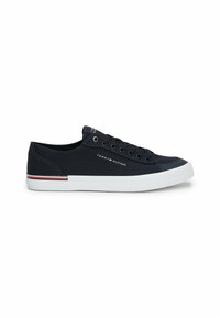Zapatillas de lona navy con suela de goma blanca, que presentan cordones negros, ojetes plateados y un acento de franjas rojas y blancas. Logo visible en el costado.