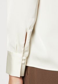 Calvin Klein SHINE TIE BLOUSE - Camicia - vanilla ice