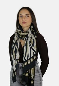 Sciarpa con stampa animalier nera e beige con accenti floreali, tessuto leggero, design drappeggiato e orlo diagonale. Ideale per uno stile versatile.