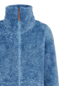 Giacca in fleece blu morbido con colletto alto, zip frontale e dettaglio in pelle sul tirazip. Texture soffice e aspetto caldo.
