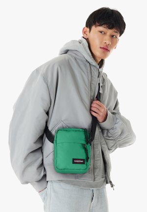 Eastpak, THE ONE UNISEX - Bandolera - shamrock green