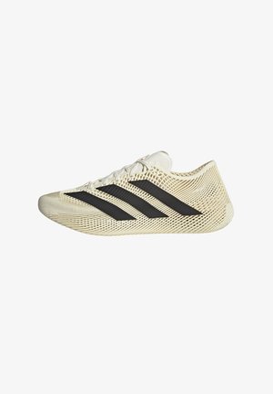 Beige leichter Mesh-Sportschuh mit schwarzem Drei-Streifen-Design, weißen Schnürsenkeln und strukturierter Sohle, seitlich dargestellt.